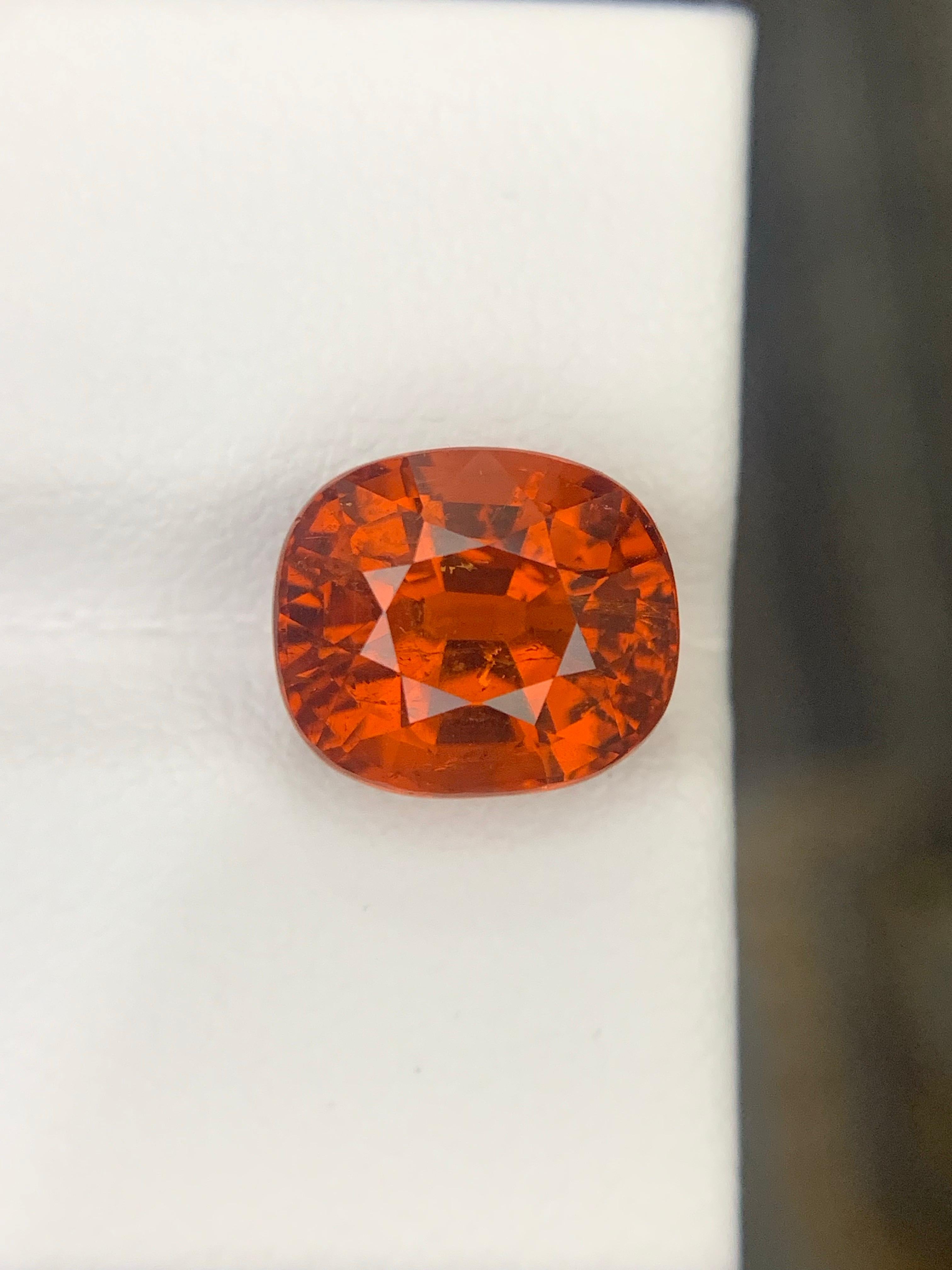 Arts and Crafts Gemma di granato spessartita naturale sfusa con taglio a cuscino certificata AIG da 5,23 carati in vendita