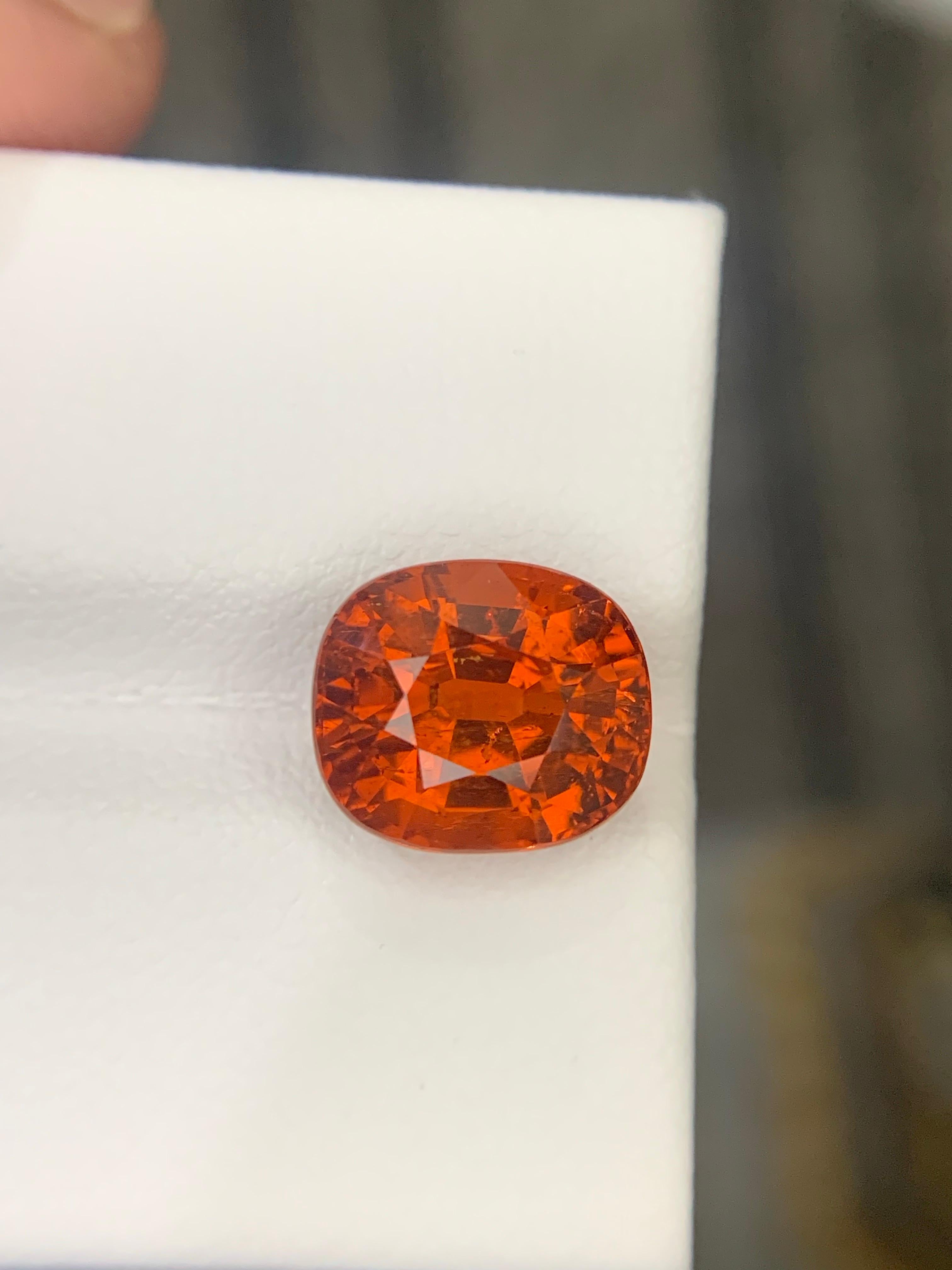 Taglio cuscino Gemma di granato spessartita naturale sfusa con taglio a cuscino certificata AIG da 5,23 carati in vendita