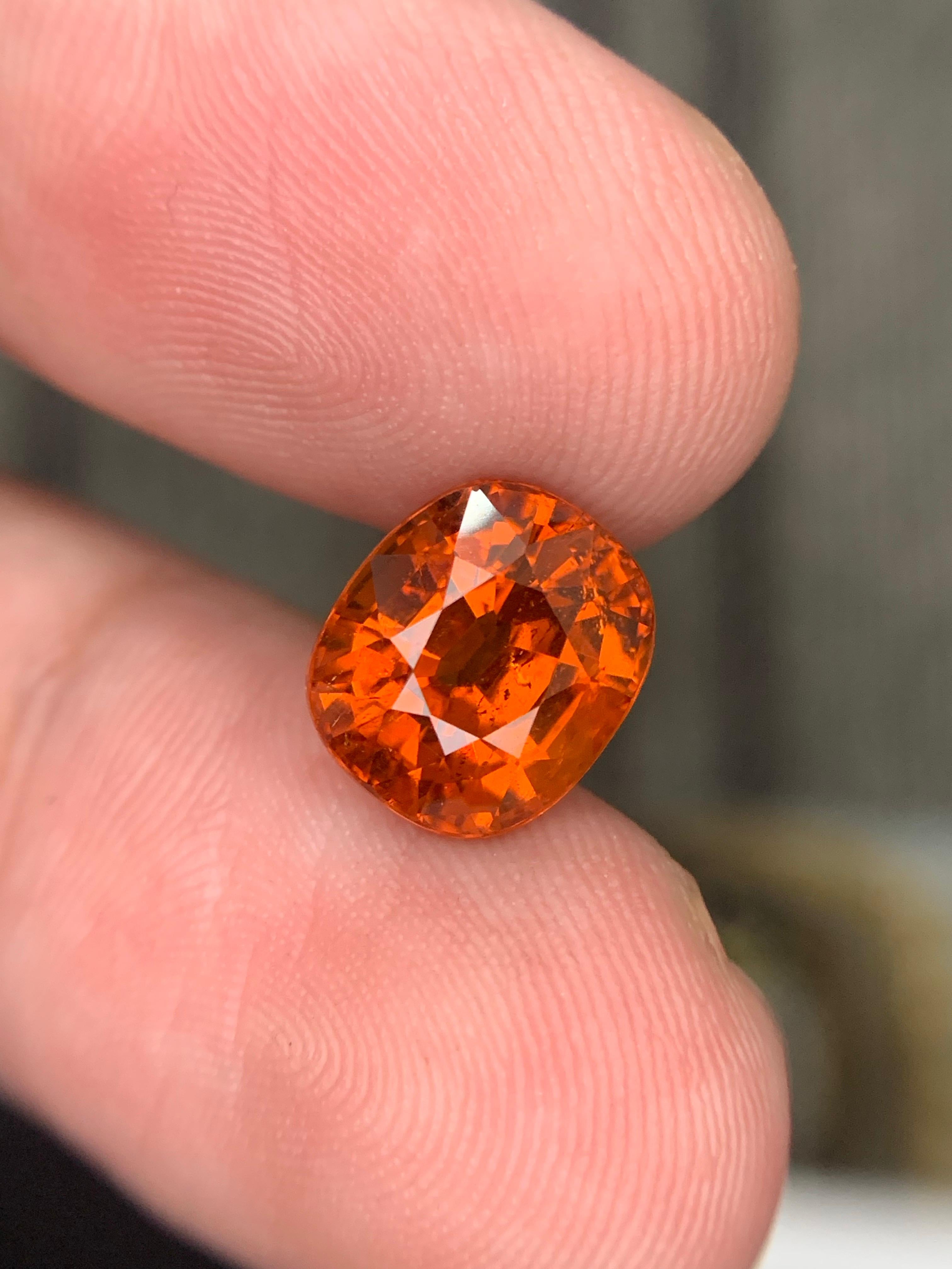 Gemma di granato spessartita naturale sfusa con taglio a cuscino certificata AIG da 5,23 carati In condizioni Nuovo in vendita a Peshawar, PK