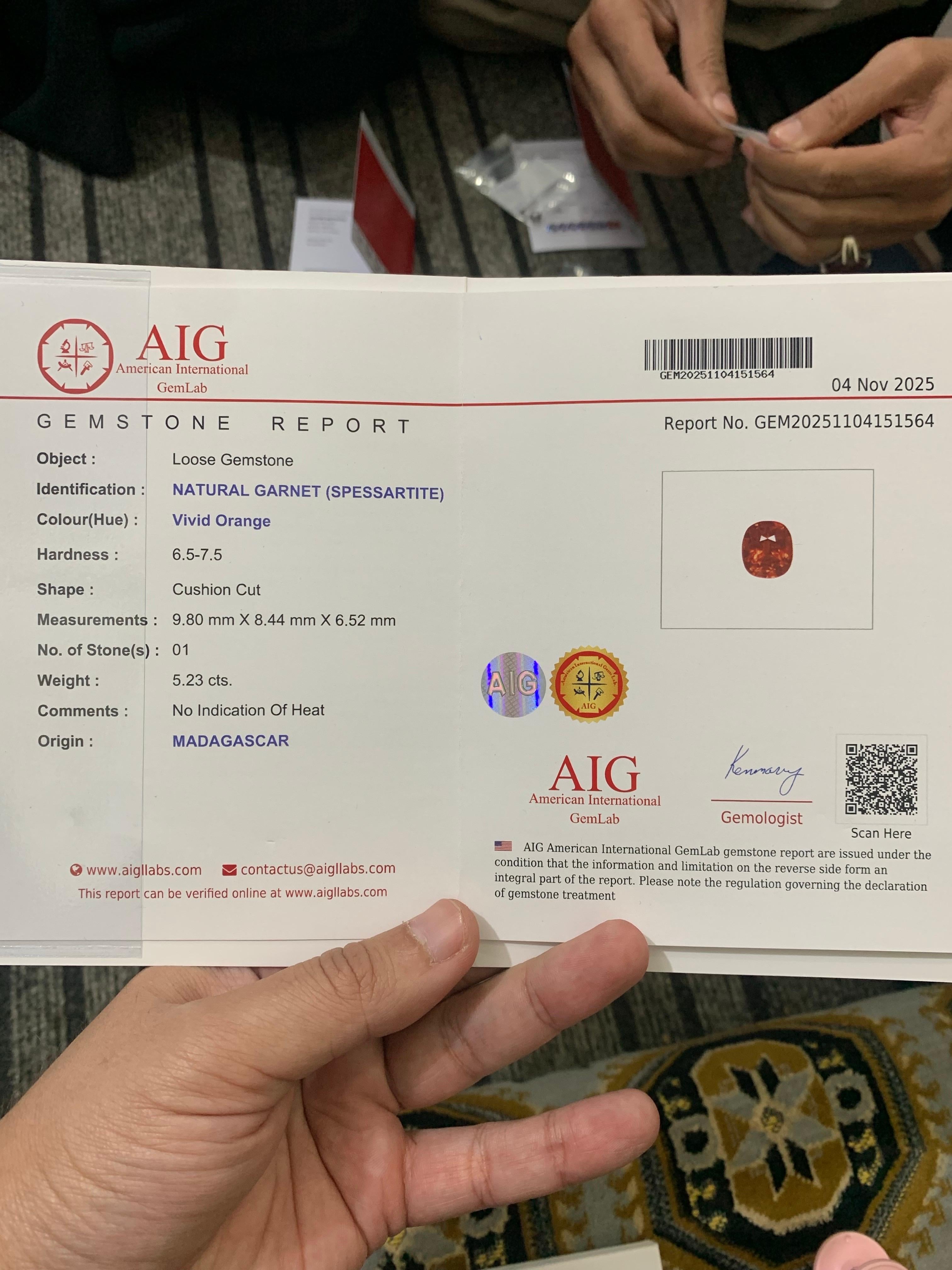 da uomo o donna Gemma di granato spessartita naturale sfusa con taglio a cuscino certificata AIG da 5,23 carati in vendita