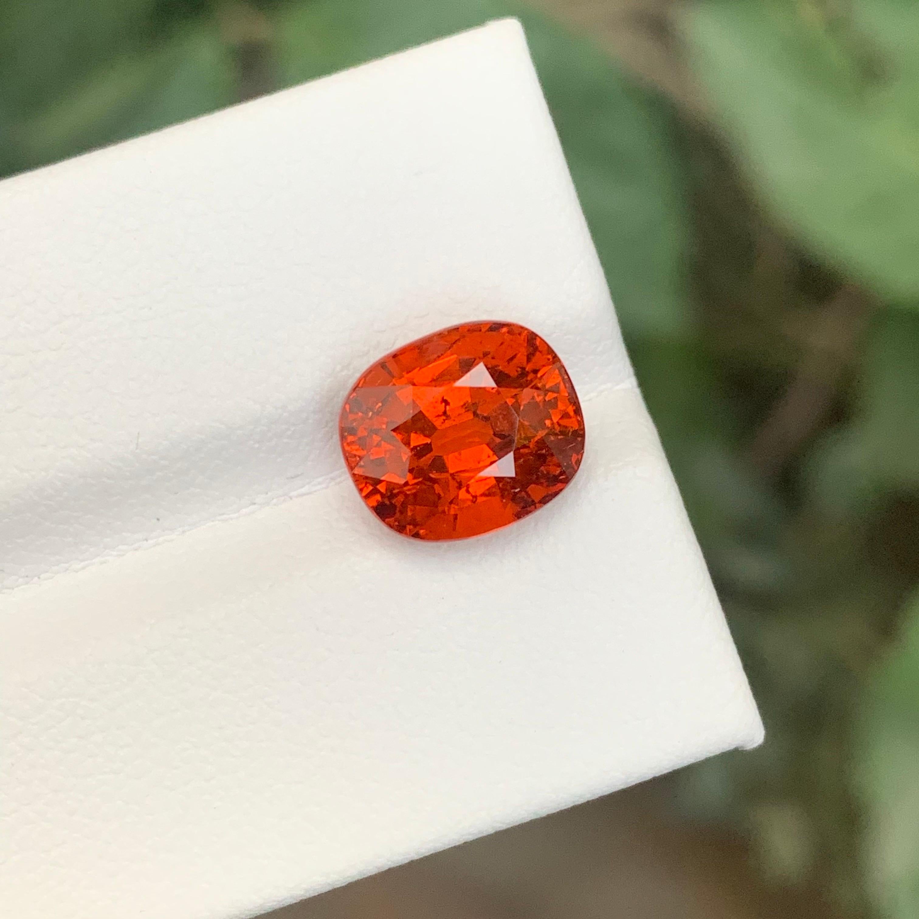 Gemma di granato spessartita naturale sfusa con taglio a cuscino certificata AIG da 5,23 carati in vendita 2