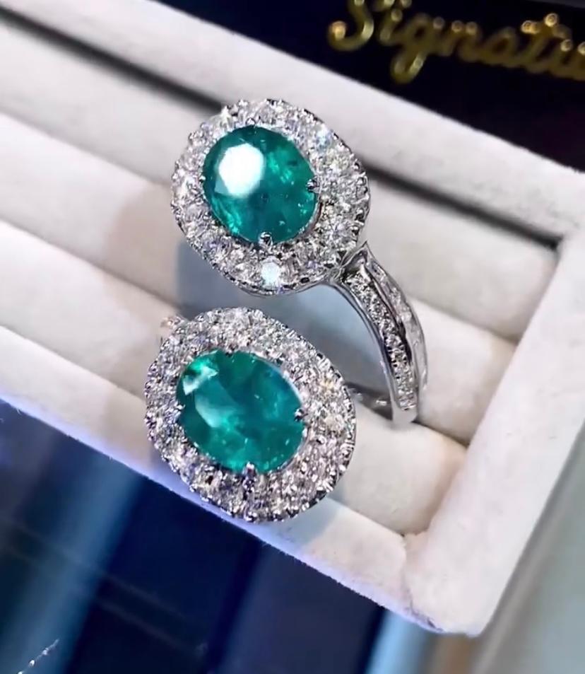 Taglio ovale Smeraldi dello Zambia certificati AIG da 5.25 carati  Anello con 2,20 carati di diamanti in oro 18 carati in vendita