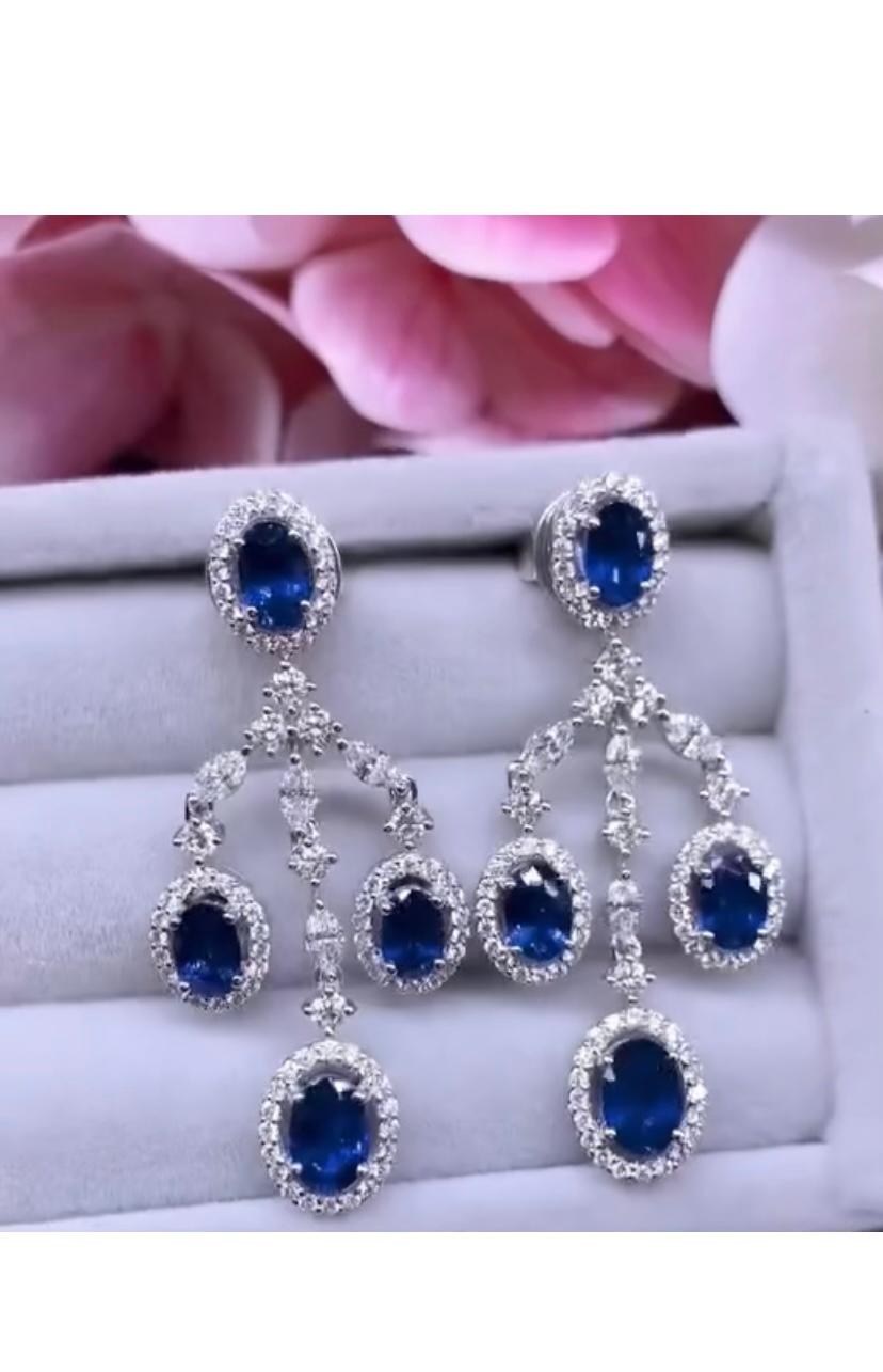 Un esclusivo paio di orecchini. Davvero stupefacente!
 Opulenti orecchini con zaffiri e diamanti di Ceylon.
Un blu elegante è magico. Il potere di farci sentire sicuri.
Abbellisce il tuo look e aggiunge un tocco di charme e bellezza al tuo