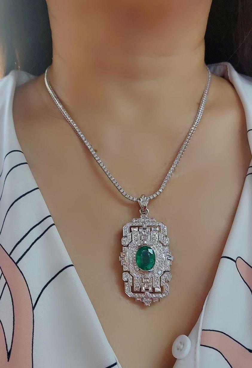 AIG Certified 5.40 Carat Zambian Emerald 3.70 Ct Diamonds 18KGold Brooch/Pendant In New Condition For Sale In Massafra, IT