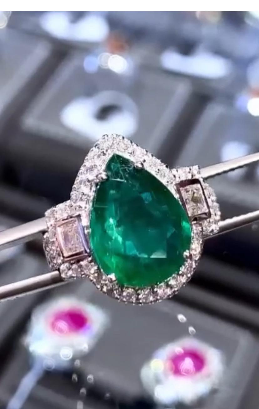 Dieser elegante und faszinierende Smaragdring verbindet mühelos die Schönheit des Smaragds mit der Brillanz von Diamanten. Die perfekte Kombination, um jedem Anlass einen Hauch von Raffinesse und Charme zu verleihen.
Wunderschöner Ring aus