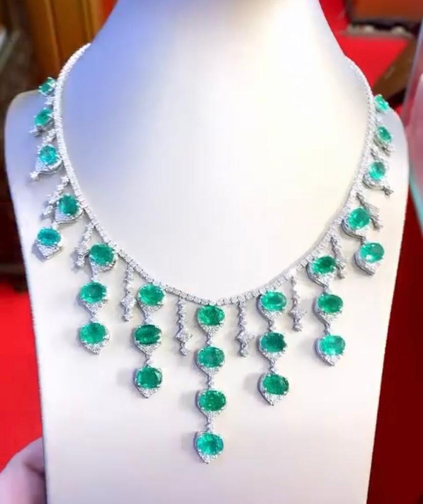 AIG Certified 54.00 Carat Zambian Emeralds  14.00 Ct Diamonds 18K Gold Necklace In New Condition For Sale In Massafra, IT