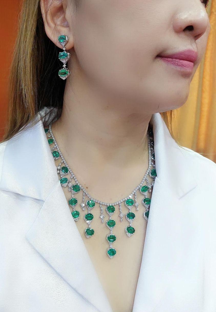 AIG Certified 54.00 Carat Zambian Emeralds  14.00 Ct Diamonds 18K Gold Necklace For Sale 1