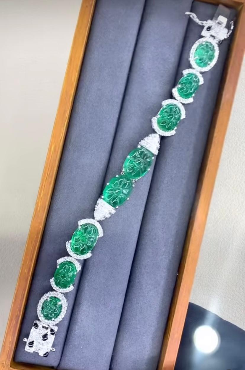 AIG Certified 54.00 Carat Zambian Emeralds 3.30 Ct Diamonds 18K Gold Bracelet In New Condition For Sale In Massafra, IT