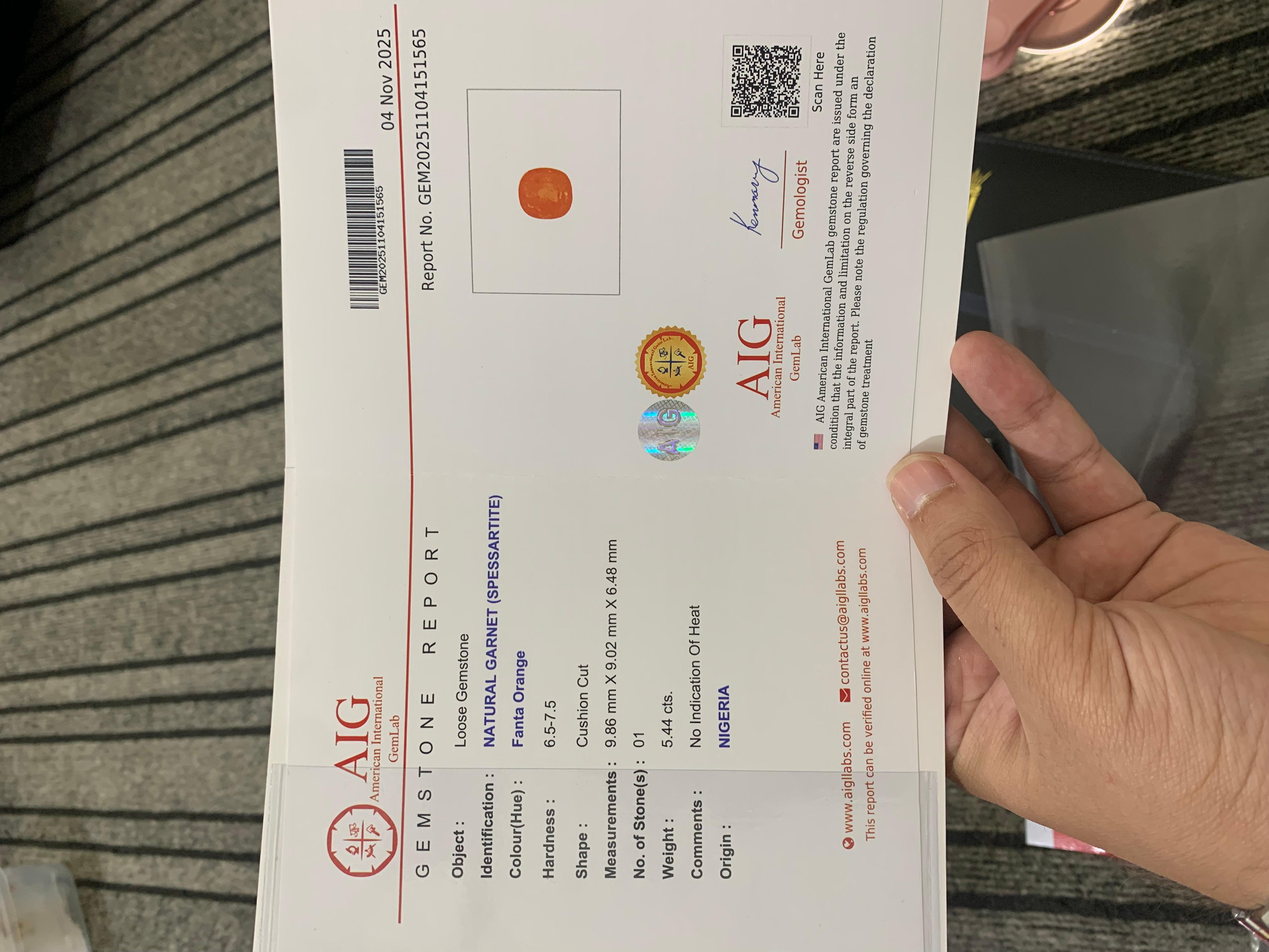 Gema natural suelta de granate espesartita Fanta, talla cojín, certificada por AIG, de 5,44 quilates en venta 7