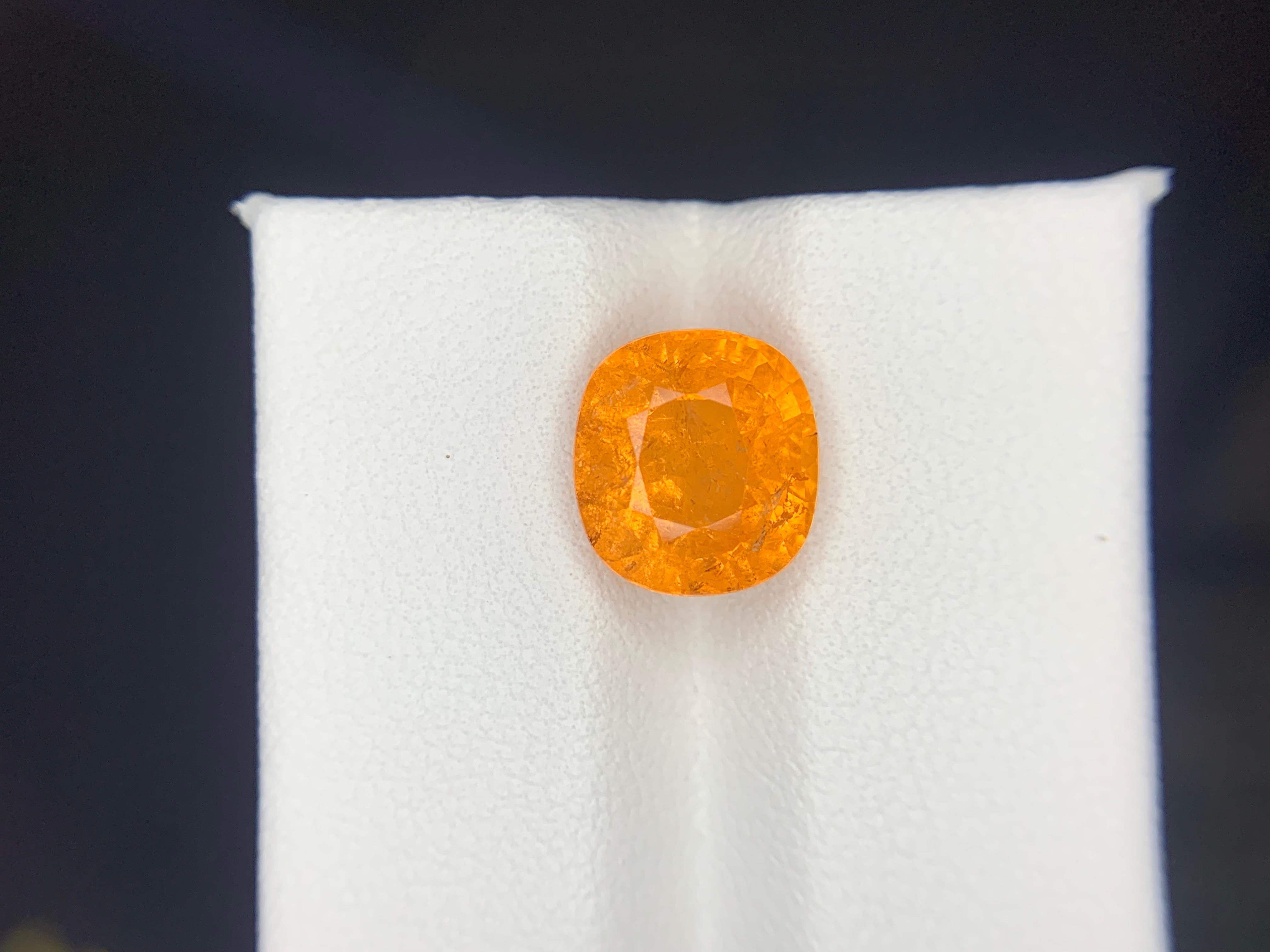 Granate espesartina facetado

Peso: 5,44 quilates
Dimensión: 9,86 x 9,02 x 6,48 Mm
Forma: Cojín 
Origen: Nigeria 
Color: Naranja Fanta
Certificado: Certificado AIG disponible

La espesartina es un granate de manganeso-aluminio; el manganeso le