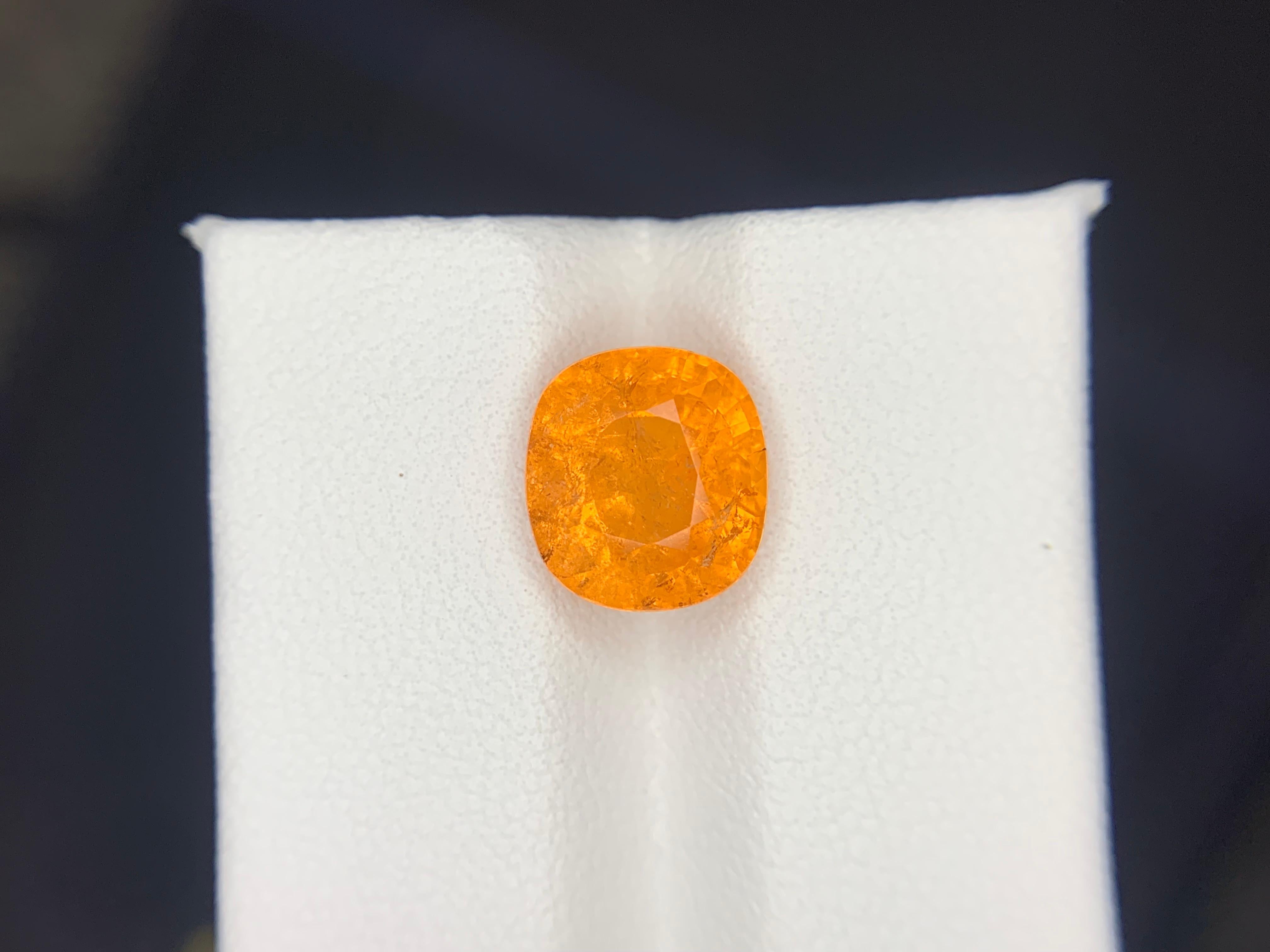 Gema natural suelta de granate espesartita Fanta, talla cojín, certificada por AIG, de 5,44 quilates en Nuevo estado para la venta en Peshawar, PK