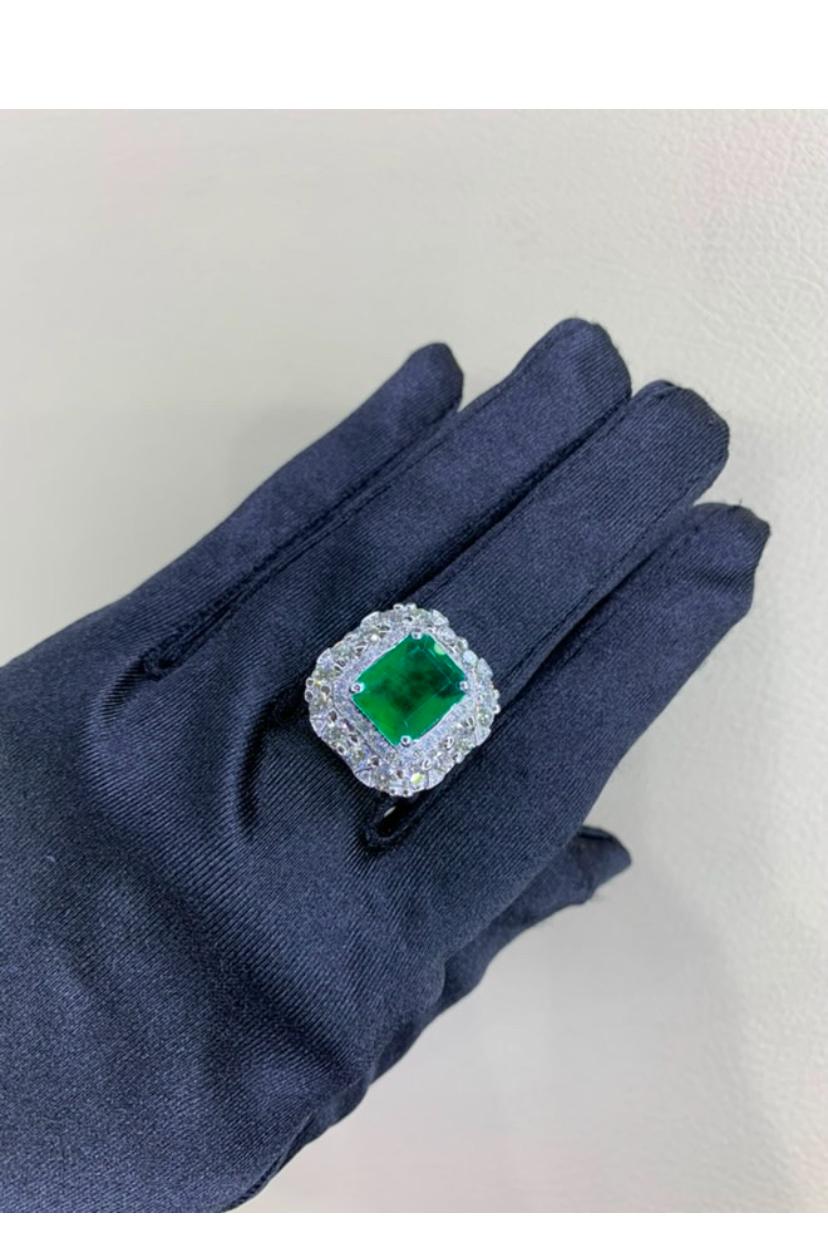 AIG Certified 5.50 Carat Zambian Emerald 2.00 Ct Diamonds 18k Gold Ring In New Condition For Sale In Massafra, IT