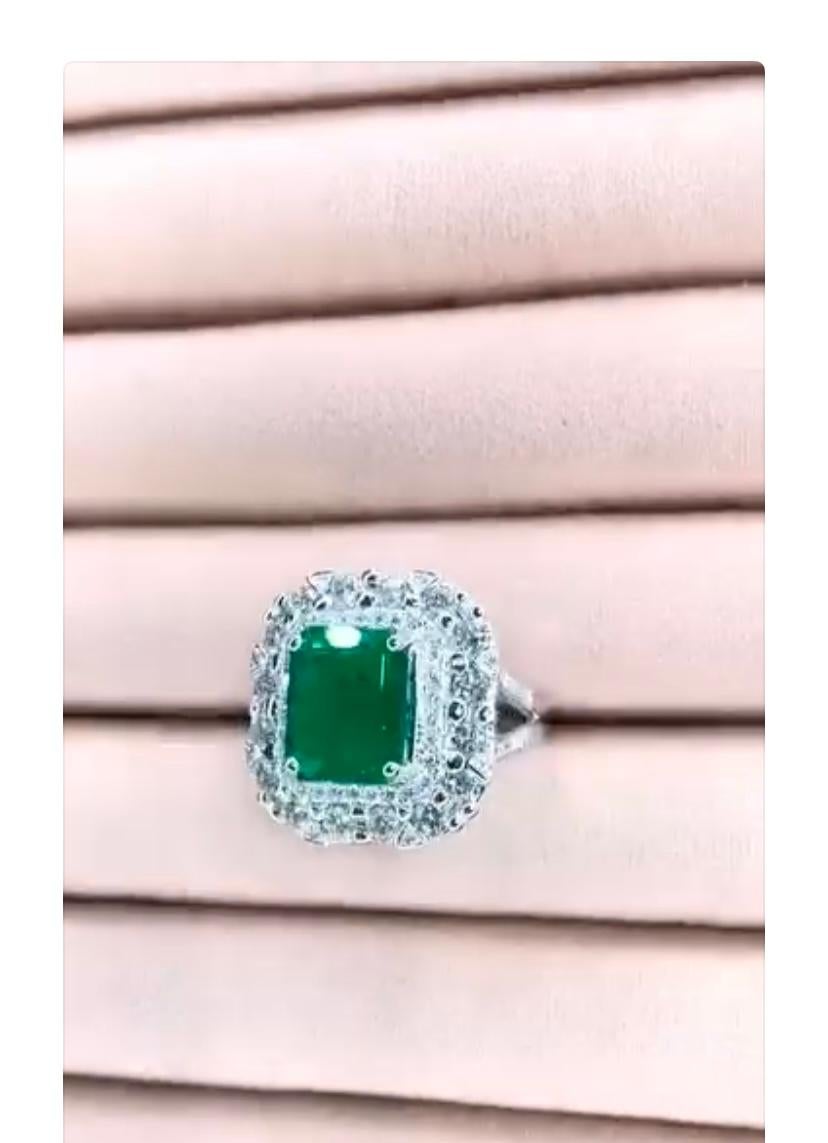 Women's AIG Certified 5.50 Carat Zambian Emerald 2.00 Ct Diamonds 18k Gold Ring For Sale
