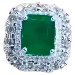 Anello in oro 18k con smeraldo dello Zambia certificato AIG da 5,50 carati e 2,00 carati di diamanti