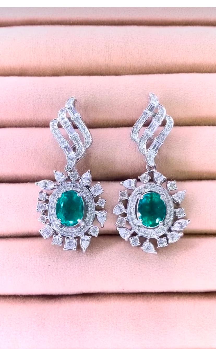 An exquisite Emeralds and Diamonds earrings in contemporary design, so elegant and refined style.
Adorn yourself and adds a touch of glamour and color on your look.
Magnificent earrings come in 18k gold with 2 pieces of lustrous Natural Zambian