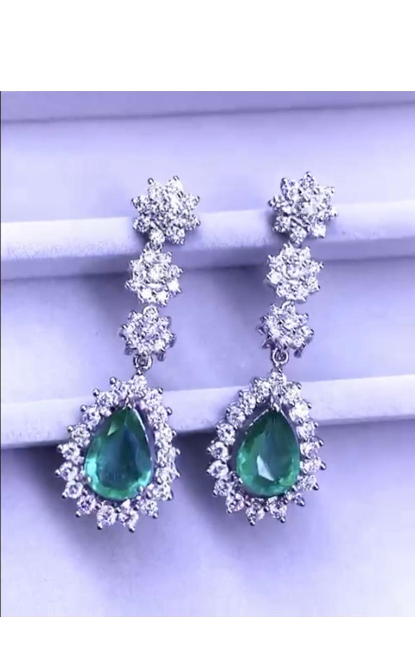 So chic and refined design for this exclusive design, so refined and glamour, by Italian designer.
Earrings come in 18k gold with two pieces of pear cut natural Zambian Emeralds of 5,57 carats and round brilliant cut natural diamonds 4,80 carats