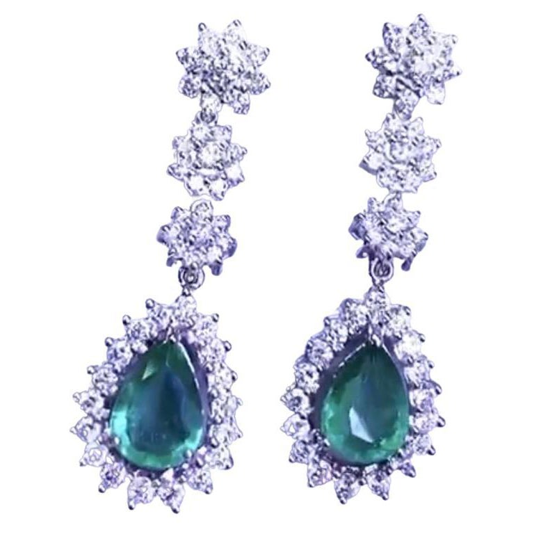 Émeraudes de Zambie certifiées AIG de 5,50 carats   4.80 Ct  Boucles d'oreilles en or 18k avec diamants en vente