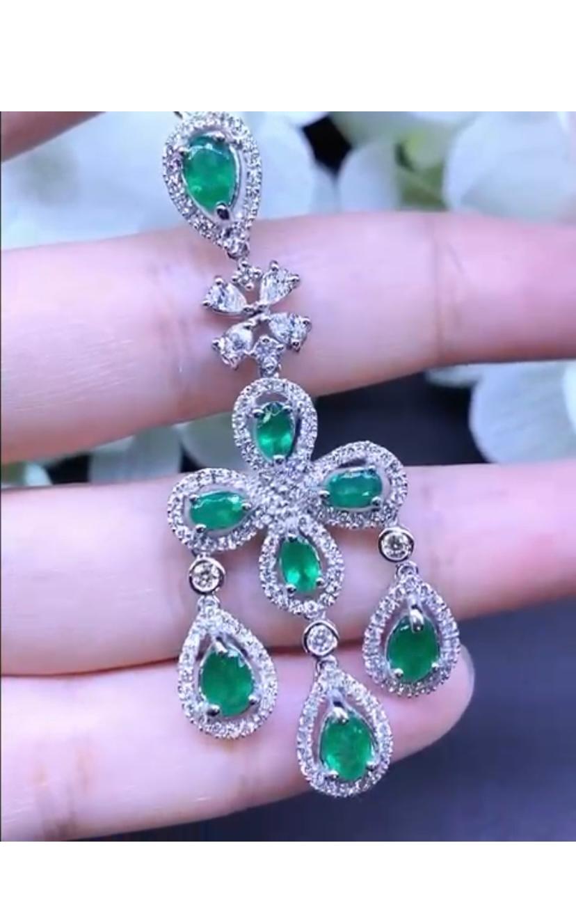 Pear Cut AIG Certified 5.50 Carats Zambian Emeralds Diamonds 18K Gold Pendant For Sale