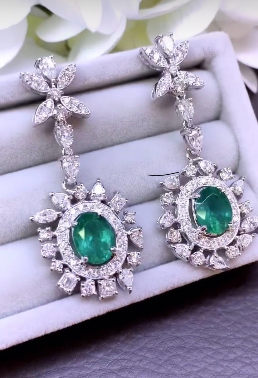Smeraldi dello Zambia certificati AIG da 5.50 carati  Orecchini con diamanti da 4,40 carati in oro 18 carati in vendita 1