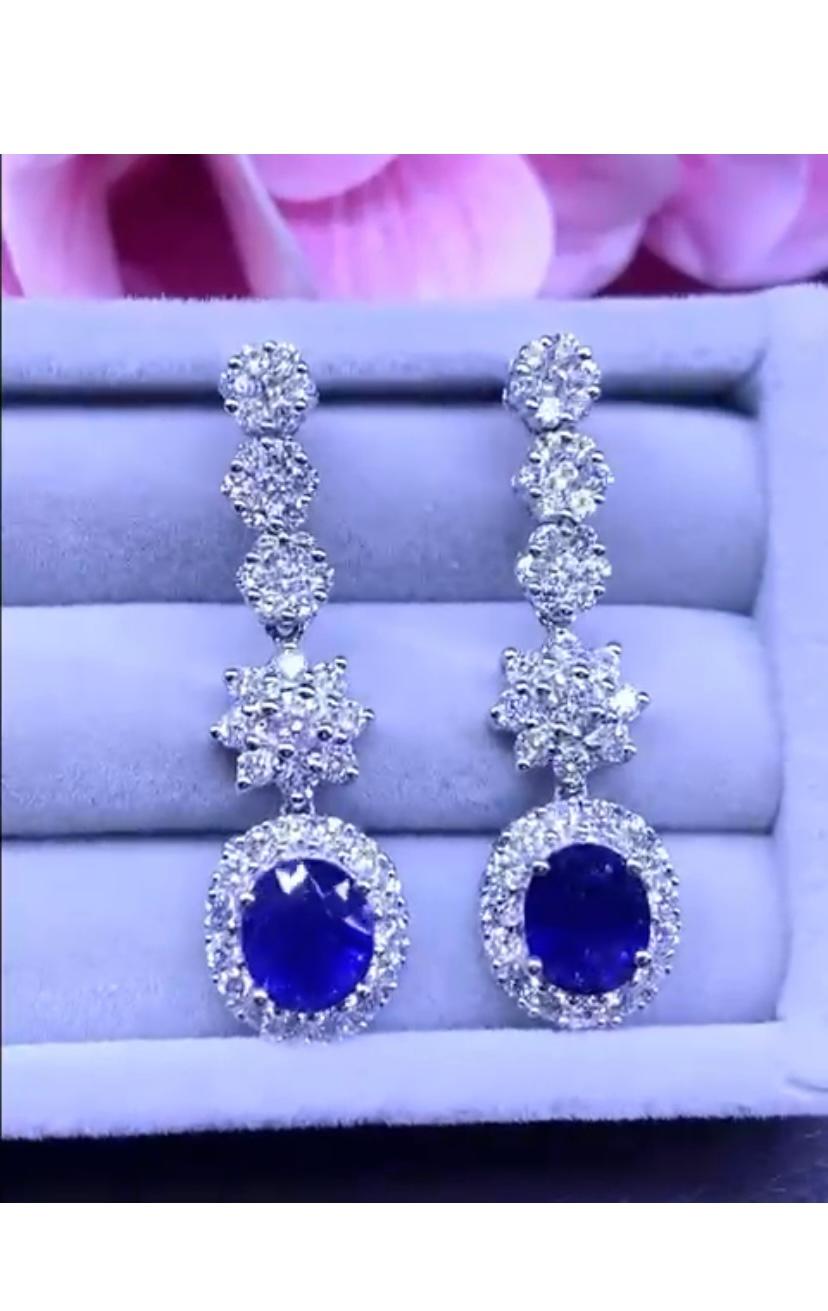 An exquisite pair of earrings in magnificent flowers design , so particular and sophisticated.
Earrings come in 18k gold with two pieces of natural Blue Ceylon  Sapphires, in perfect oval cut , fine quality,  spectacular color , of 5,53 carats, and