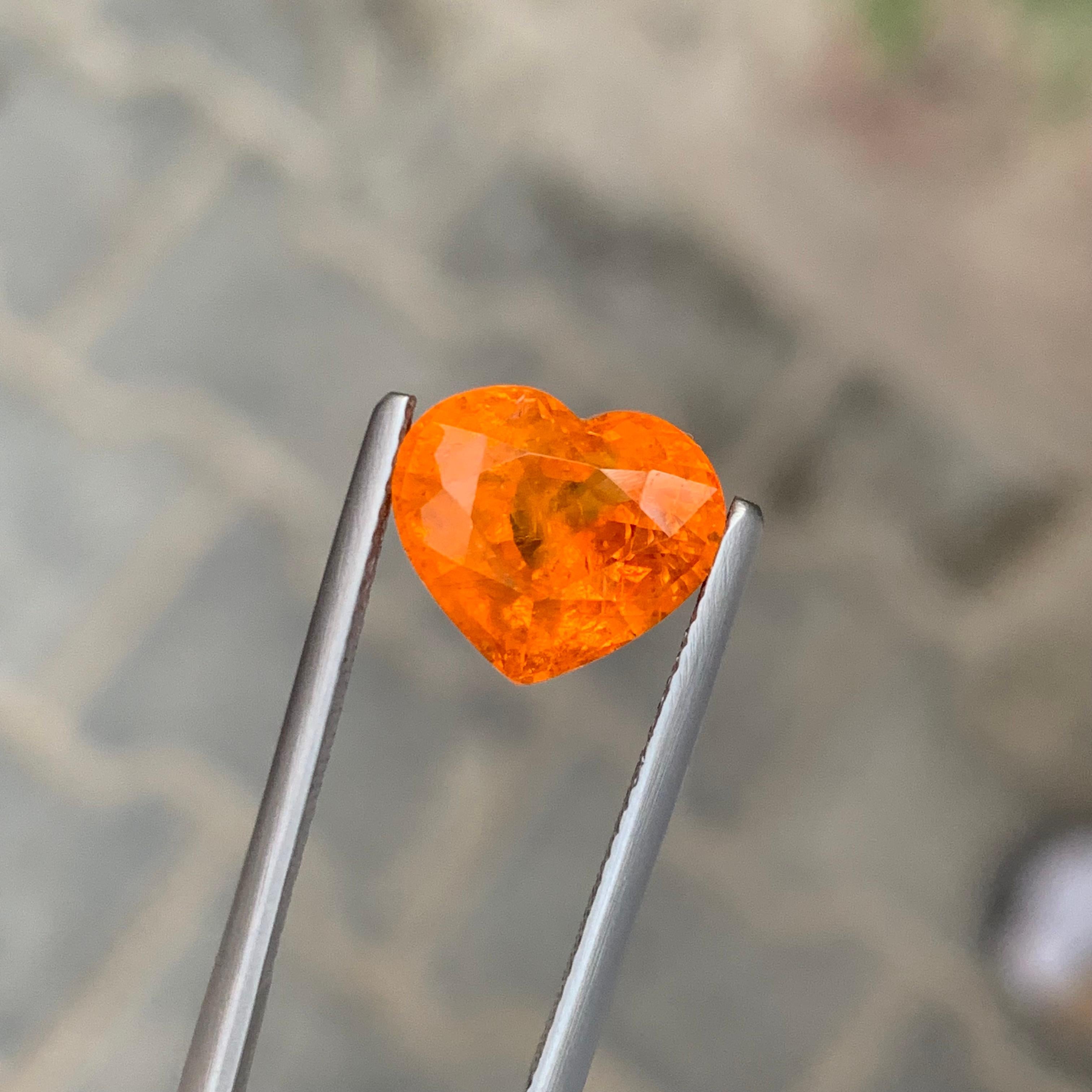 Granato spessartino sfaccettato

Peso: 5,67 carati
Dimensioni: 9,57 x 10,97 x 6,52 mm 
Forma: A forma di cuore 
Origine: Mozambico 
Colore: Arancione Fanta 
Certificato: Certificato AIG disponibile 

La spessartina è un granato di manganese e