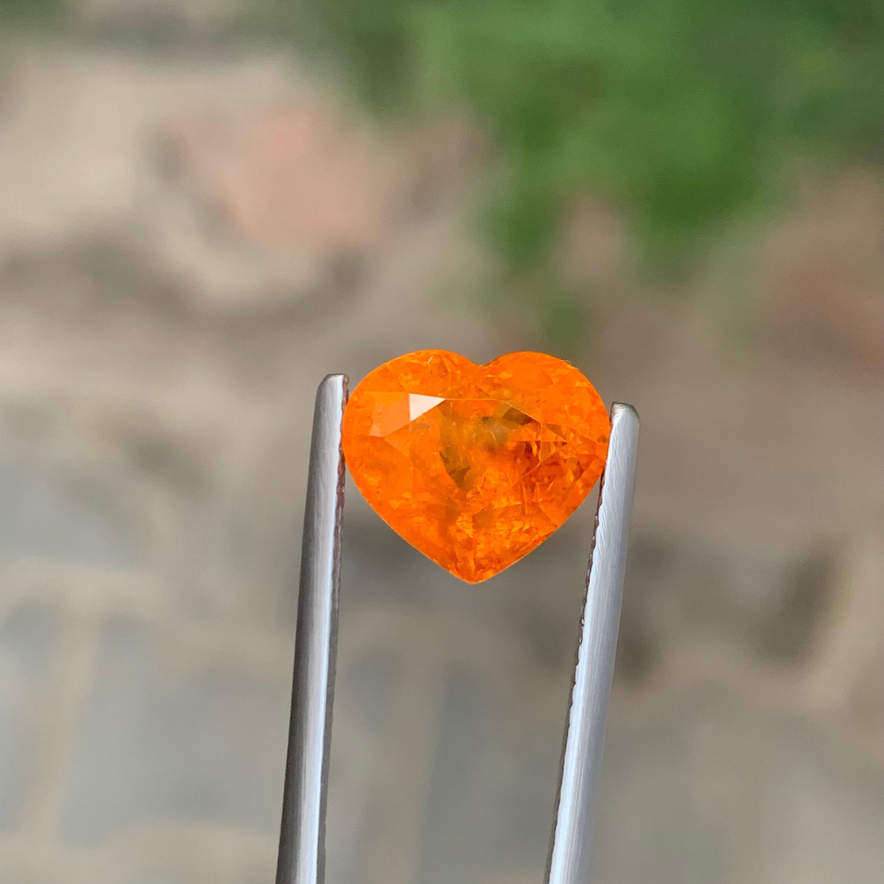 Cuore Gemma a forma di cuore di granato Fanta Spessartite naturale sfuso certificato AIG da 5,67 carati in vendita