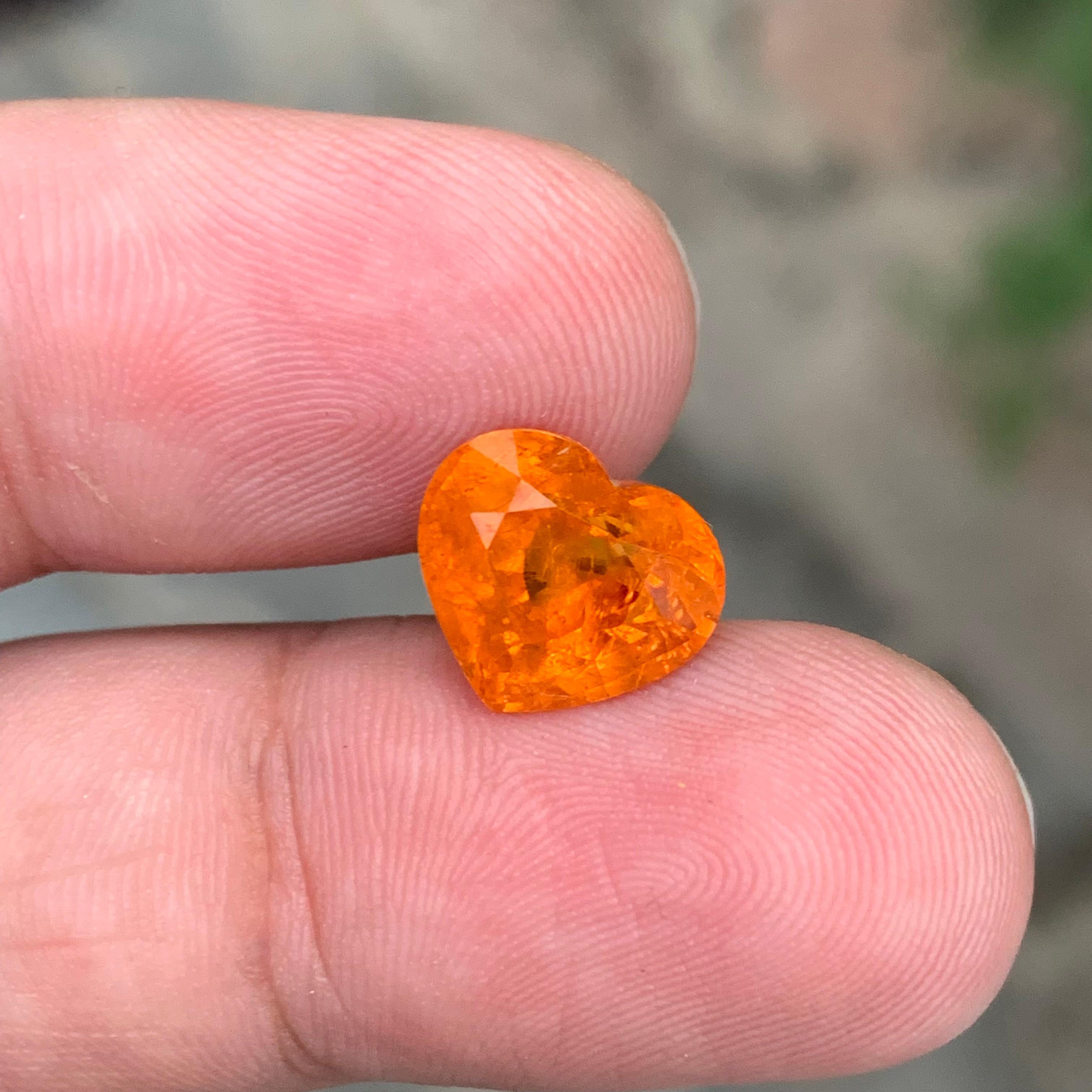 Gemma a forma di cuore di granato Fanta Spessartite naturale sfuso certificato AIG da 5,67 carati In condizioni Nuovo in vendita a Peshawar, PK