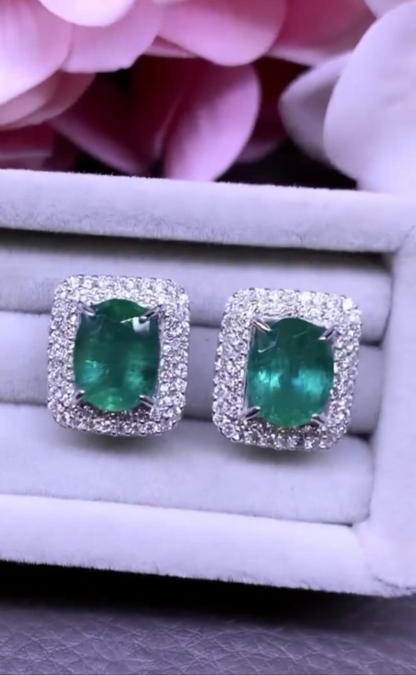 An exclusive pair of earrings in essential design, do modern and chic, ideal for everyday.
Earrings come in 18K gold with 2 pieces of Natural Zambian Emeralds, in perfect oval cut ,spectacular color, fine quality, of 5,80 carats, and  128 pieces of
