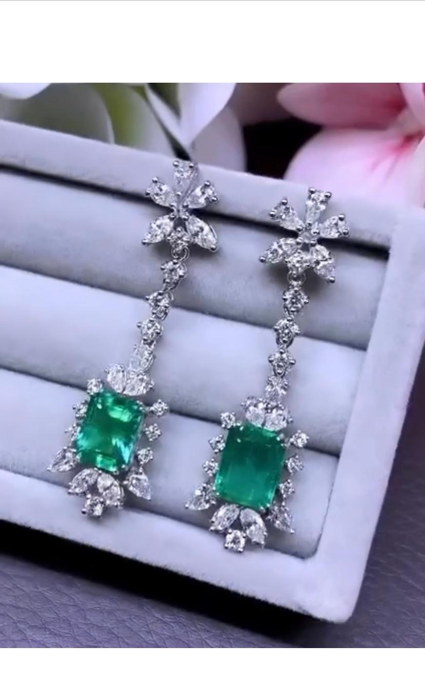 A gorgeous design in flowers design , expression of beauty and elegance , a very wonderful style for glamour ladies.
Earrings come in 18K gold with 2 pieces of Zambian Emeralds , extra fine quality , in perfect emerald cut , spectacular vivid green