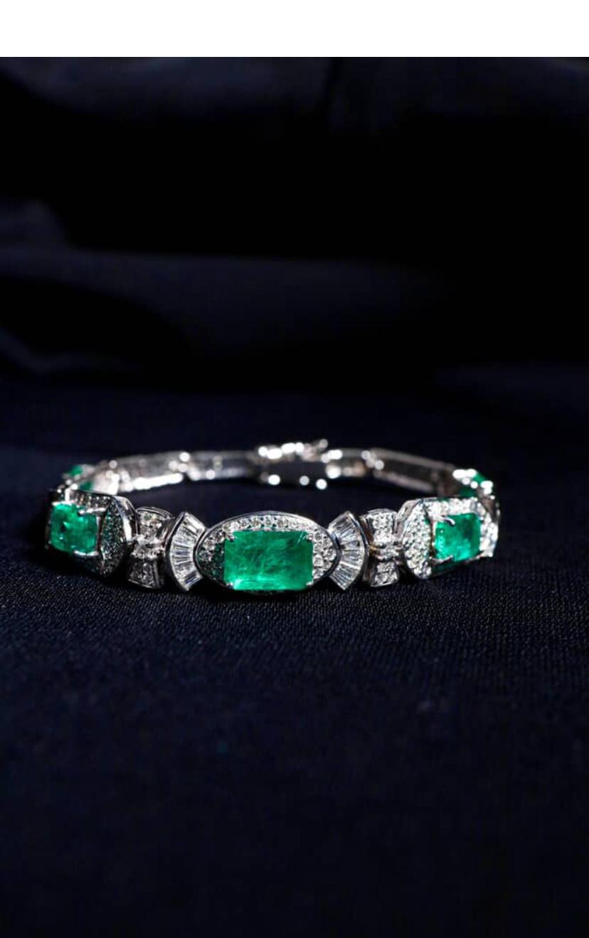 An exquisite Emeralds and Diamonds bracelet in an elegant and refined art deco design , so glamorous and chic style .
Elevate your timeless of beauty and add a touch of color and sophistication on your look.
Stunning bracelet come in 18k gold with a