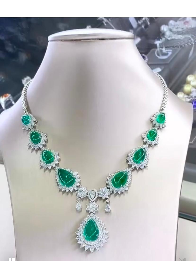 This exquisite necklace features pear shaped Emeralds and sparkling diamonds, creating a stunning contrast. The complete set of pear/cabochon Emeralds is truly fantastic, adding a touch of elegance and allure.
The necklace exuded luxury and