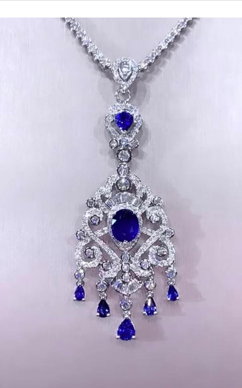 An exclusive pendant in particular and refined design, so chic and sophisticated style.
Pendant come in 18K gold with 7 pieces of natural Ceylon Sapphires, in perfect oval and drop cut , amazing color, extra fine quality, of 5,92 carats, and natural
