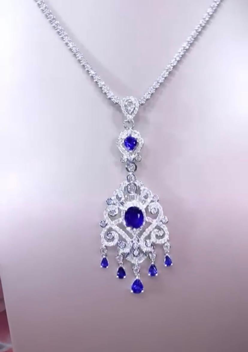 AIG Certified 5.92 Carats Ceylon Sapphires 2.88 Carats Diamonds 18K Gold Pendant In New Condition For Sale In Massafra, IT