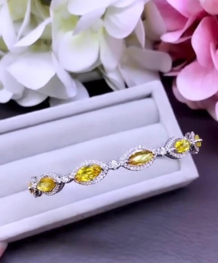 Contemporary AIG Certified 5.94 Carats Yellow Sapphires  Diamonds 18k Gold Bracelet For Sale