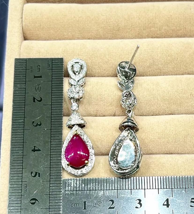 Uno squisito orecchino con rubini e diamanti dal design glamour, realizzato con particolare attenzione ai dettagli.
Eleva la tua bellezza senza tempo e aggiungi un tocco di classe e charme al tuo look.
Gli splendidi orecchini sono realizzati in 18