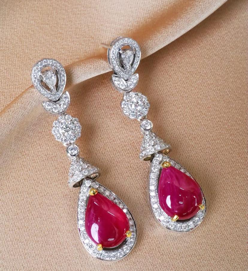 Taglio a goccia Orecchini in oro 18K con rubini di Birmania certificati AIG 6,00 e diamanti 2,40 carati in vendita