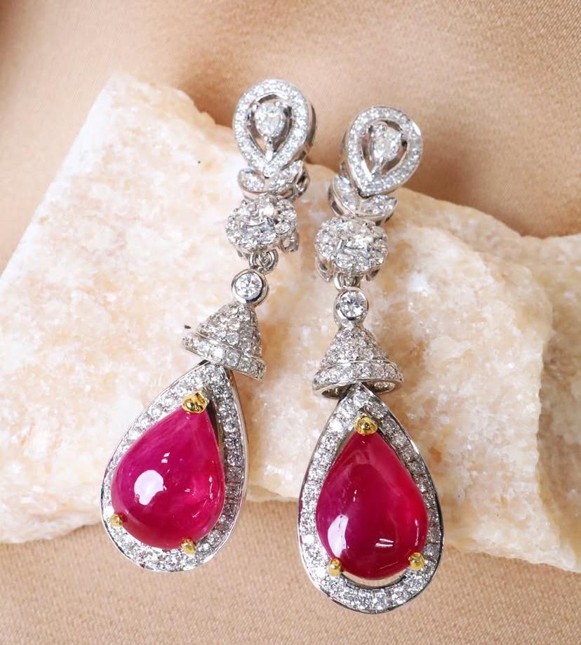 Donna Orecchini in oro 18K con rubini di Birmania certificati AIG 6,00 e diamanti 2,40 carati in vendita