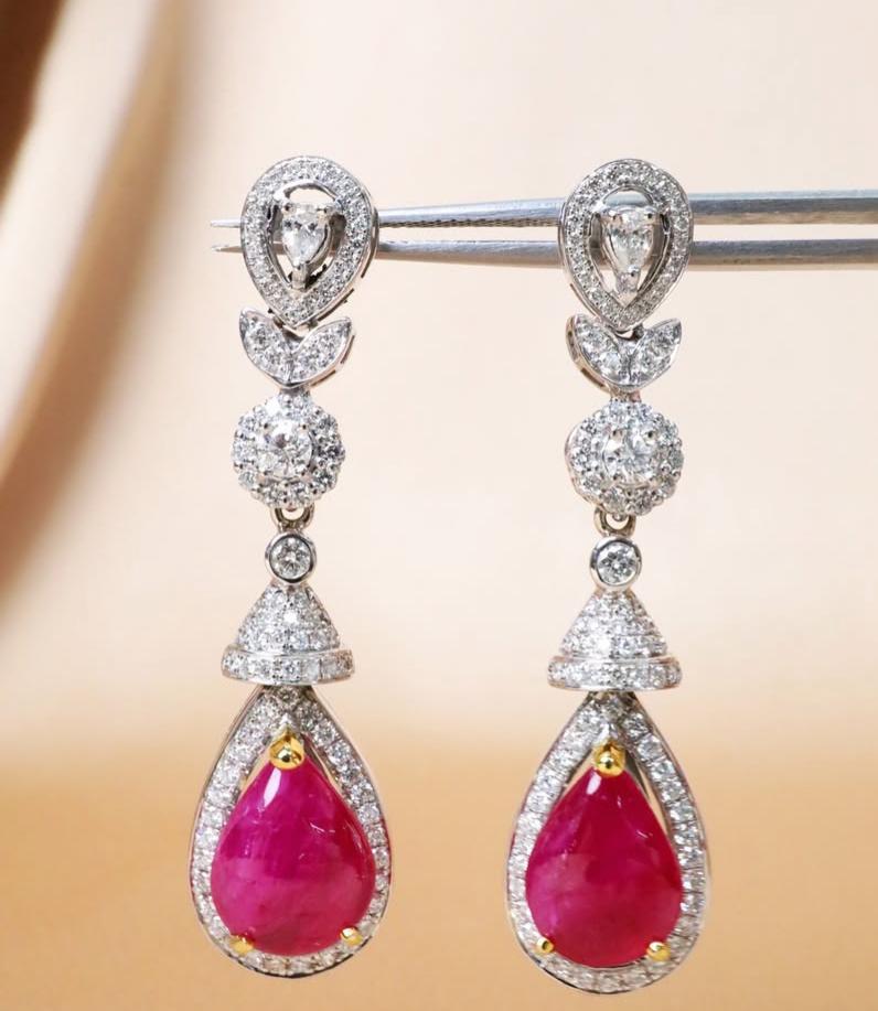 Orecchini in oro 18K con rubini di Birmania certificati AIG 6,00 e diamanti 2,40 carati in vendita 2