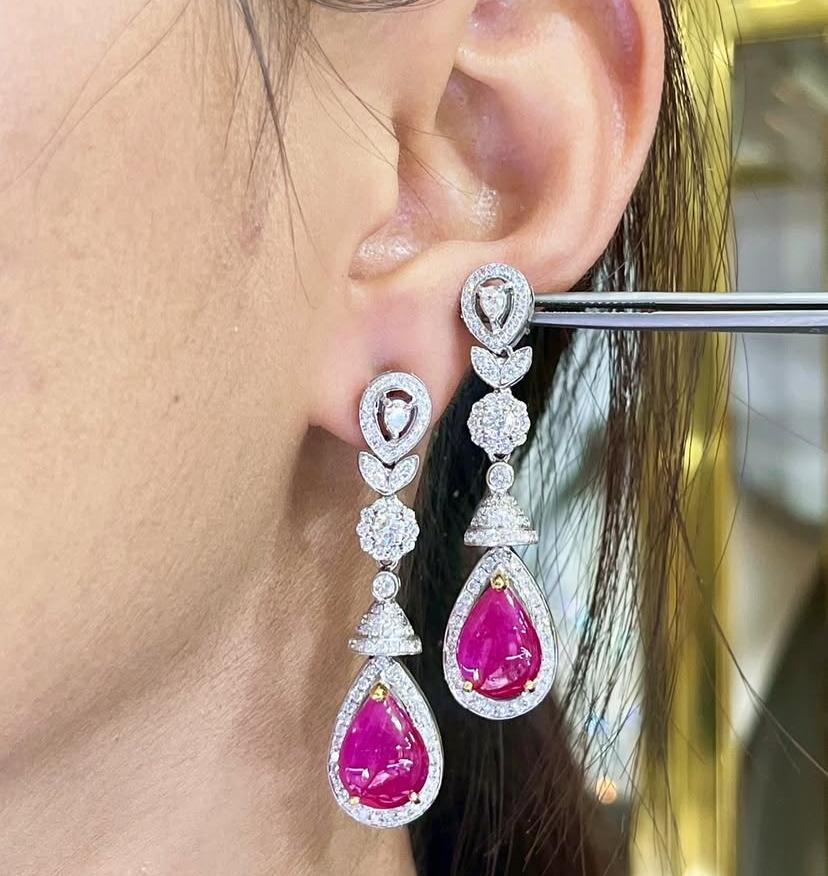 Orecchini in oro 18K con rubini di Birmania certificati AIG 6,00 e diamanti 2,40 carati in vendita 3