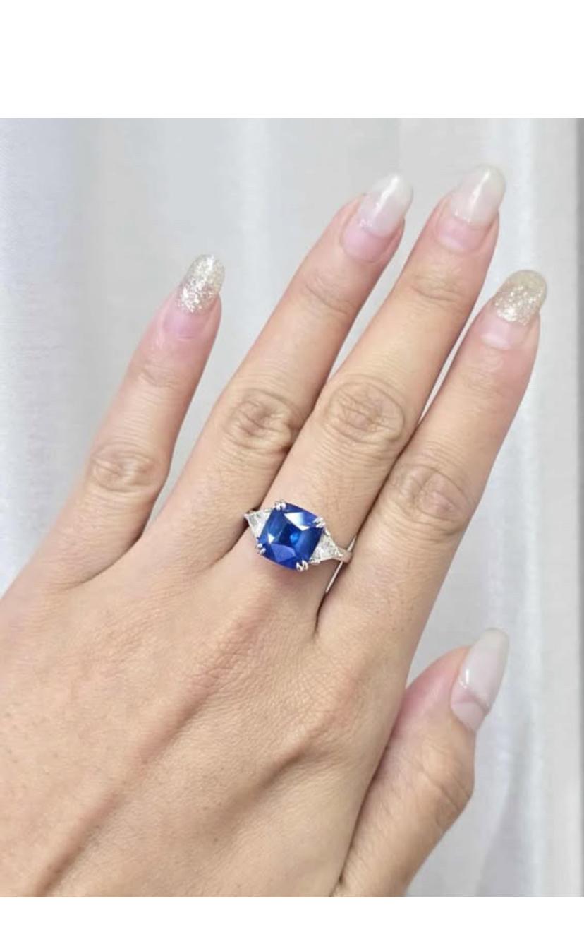 Certifié par l'AIG  6.00 Carat Ceylon Sapphire Diamonds 18K Gold Three Stones Ring (bague à trois pierres en or) en vente 5