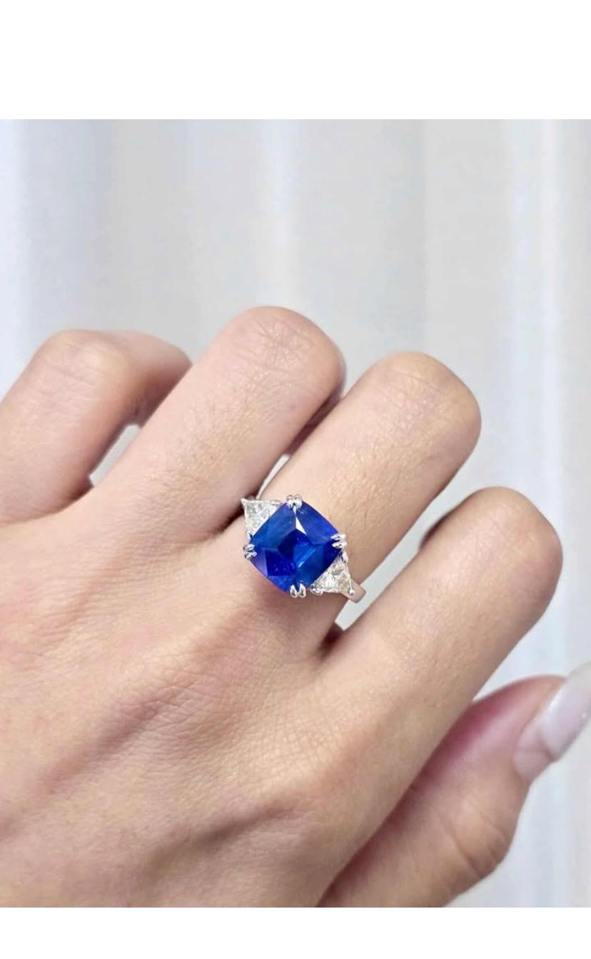Taille mixte Certifié par l'AIG  6.00 Carat Ceylon Sapphire Diamonds 18K Gold Three Stones Ring (bague à trois pierres en or) en vente