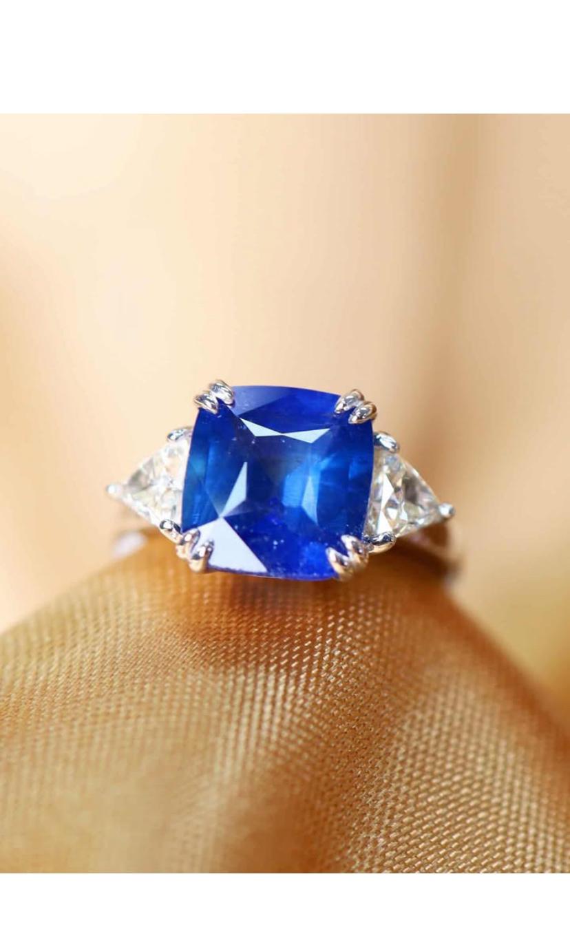 Certifié par l'AIG  6.00 Carat Ceylon Sapphire Diamonds 18K Gold Three Stones Ring (bague à trois pierres en or) en vente 1