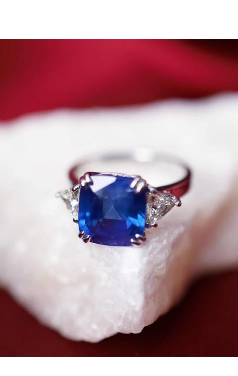 Certifié par l'AIG  6.00 Carat Ceylon Sapphire Diamonds 18K Gold Three Stones Ring (bague à trois pierres en or) en vente 2