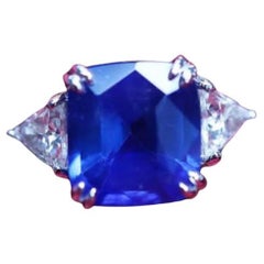 Certifié par l'AIG  6.00 Carat Ceylon Sapphire Diamonds 18K Gold Three Stones Ring (bague à trois pierres en or)