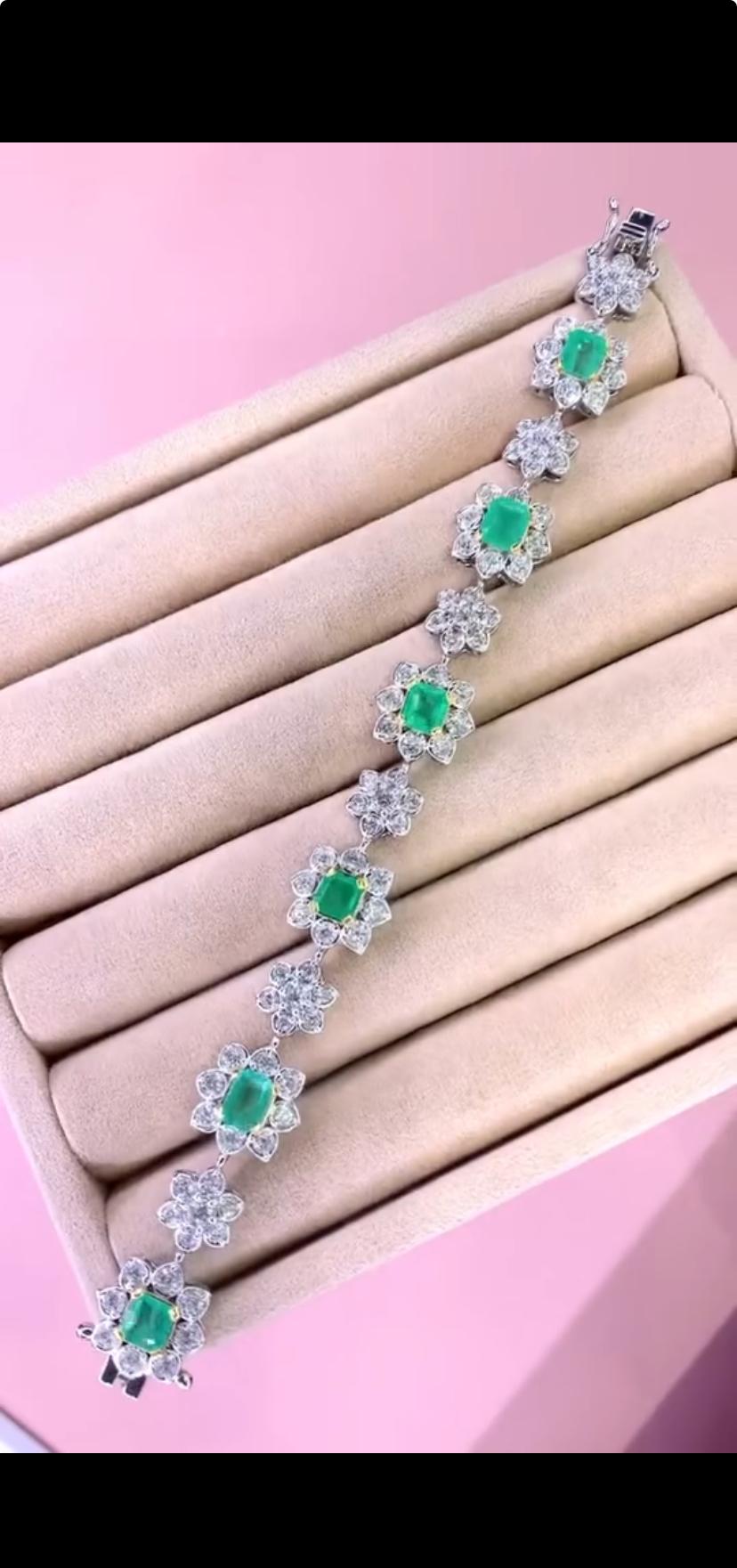 Uno squisito bracciale di smeraldi e diamanti colombiani, dall'originale design a fiori, così elegante e raffinato.
Indossare un braccialetto può migliorare lo stile personale, esprimere l'individualità ed evocare emozioni positive. Sono accessori