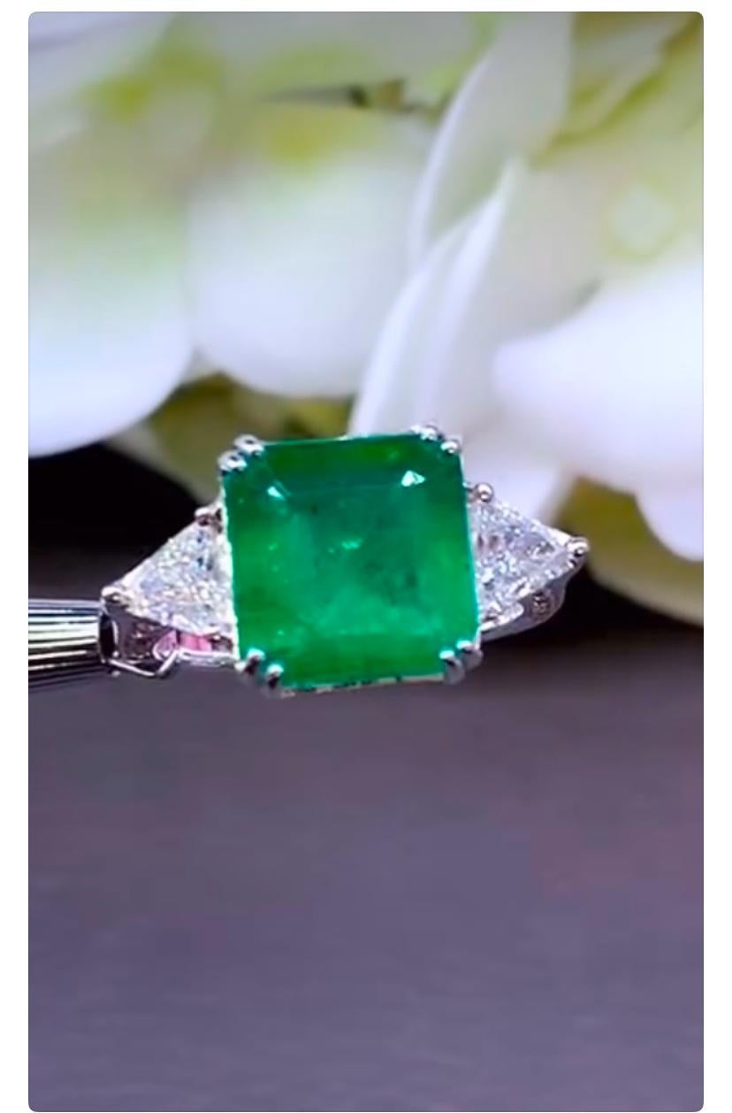 An exquisite Emerald and Diamonds boast a classic design that exude timeless elegance.
The Emerald, with their verdant green hue, captivate the eye with their vibrant color, and side Diamonds, which add a touch of glamour and luxury to the piece
