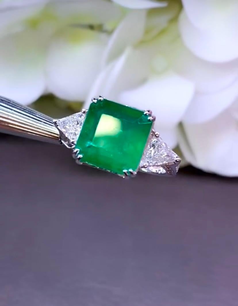 AIG Certified 6.00 Carat Zambian Emerald 1.40 Ct Diamonds 18K Gold Ring In New Condition For Sale In Massafra, IT