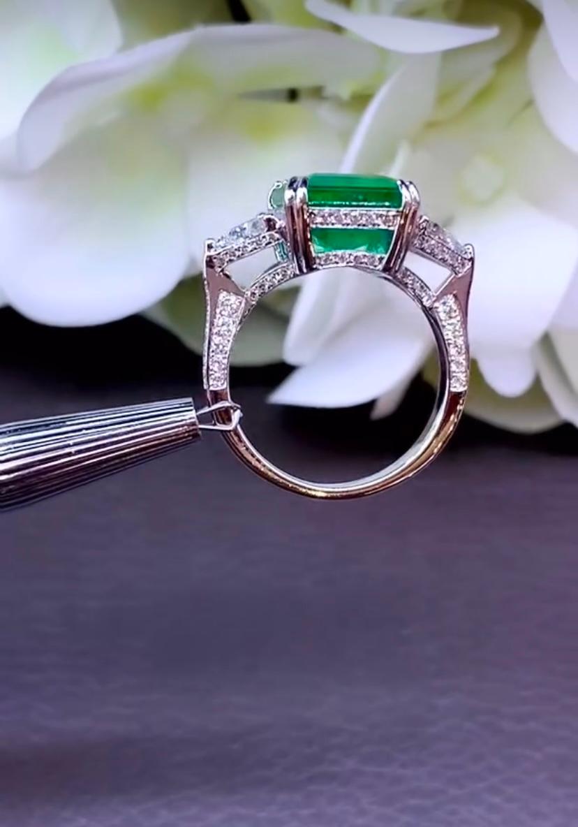 Women's AIG Certified 6.00 Carat Zambian Emerald 1.40 Ct Diamonds 18K Gold Ring For Sale