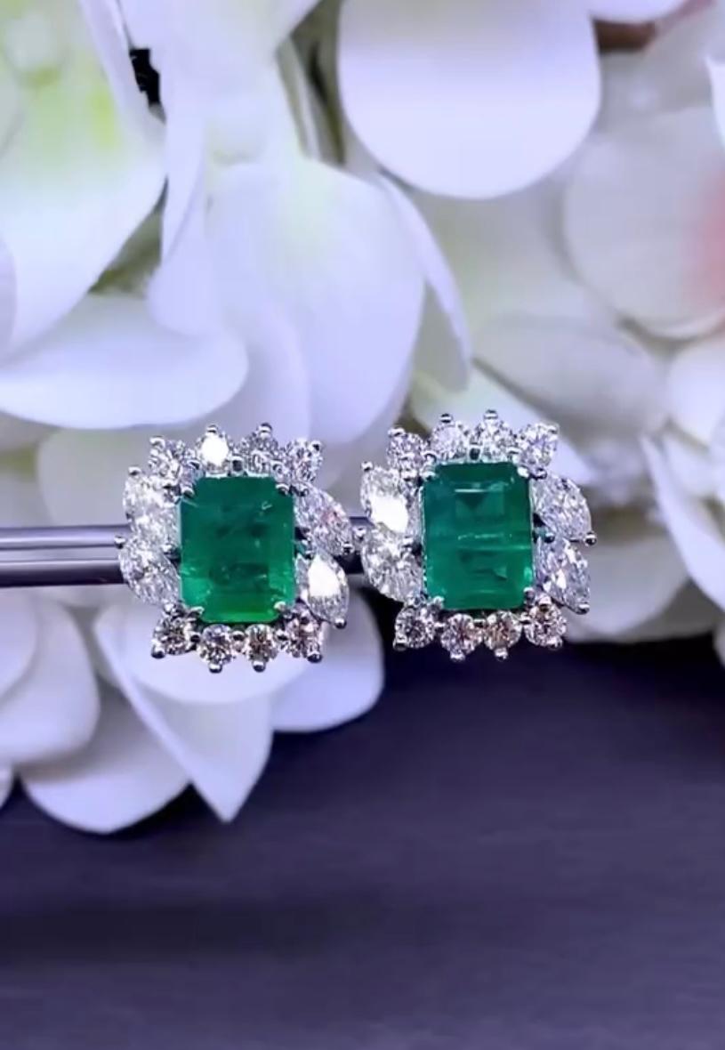 Uno squisito paio di orecchini dal design contemporaneo, così  Eleganza e particolarità, un pezzo molto glamour.
Aggiunge un tocco di classe e charme al tuo look, elevando il tuo stile.
Questi splendidi orecchini sono realizzati in oro 18 carati con