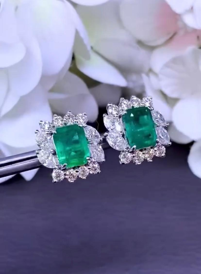 Smeraldi dello Zambia certificati AIG da 6.00 carati  Orecchini con diamanti da 3,40 carati in oro 18 carati in vendita 1